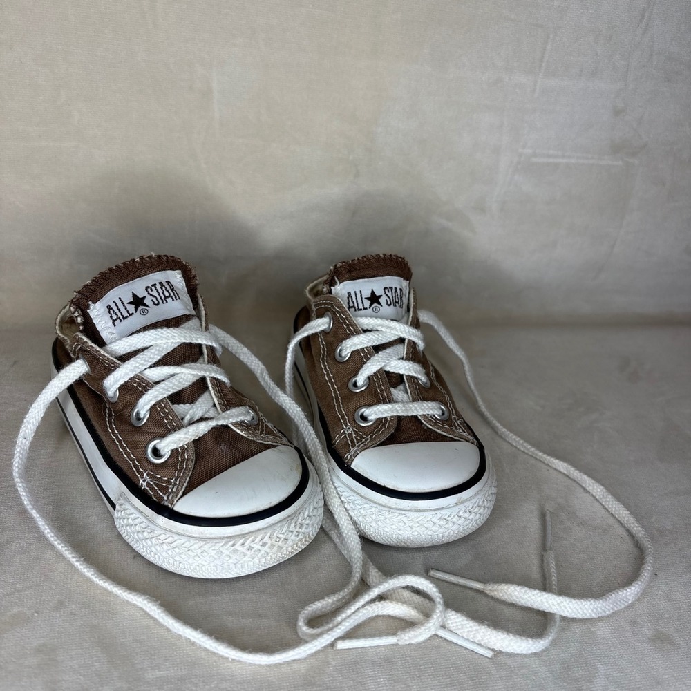Vintage 2000s Converse toddler size 5 brown and white.